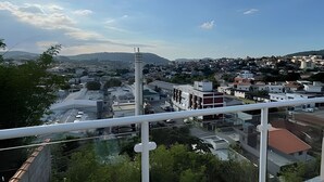 Paisatge urbà amb una barreja d'edificis moderns i tradicionals, una torre blanca destacada i un cel serè.