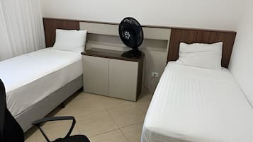 Villa de diseñador | Escritorio, espacio para trabajar con laptop y cortinas blackout