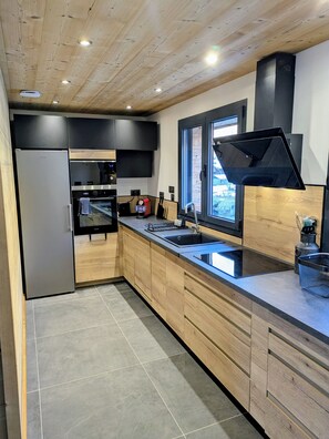 Geladeira, micro-ondas, cooktop, lava-louças