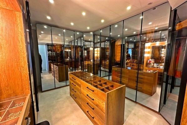 Villa, 6 Bedrooms, Private Pool, Garden View | Interior - 6-room Villa With Private Pool and Garden (Istanbul)