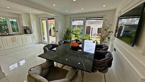 Villa, 6 Bedrooms, Private Pool, Garden View | Dining