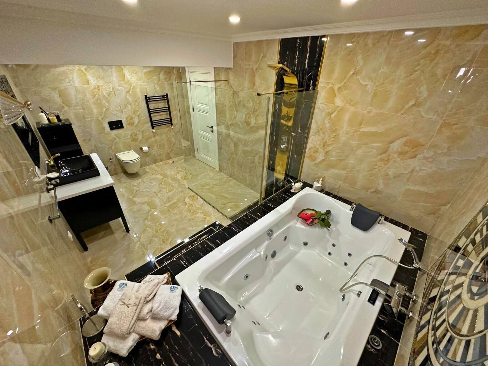 Villa, 6 Schlafzimmer, eigener Pool, Gartenblick | Badezimmer