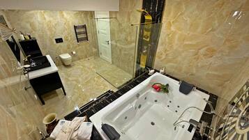 Villa, 6 Schlafzimmer, eigener Pool, Gartenblick | Badezimmer