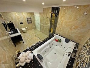 Villa, 6 Bedrooms, Private Pool, Garden View | Bathroom