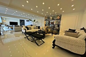 Villa, 6 Bedrooms, Private Pool, Garden View | Living room