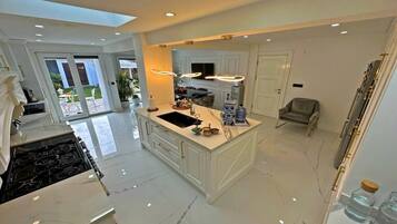 Villa, 6 Bedrooms, Private Pool, Garden View | Interior