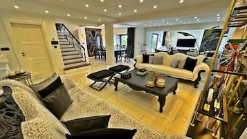 Villa, 6 Bedrooms, Private Pool, Garden View | Living room