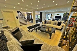 Villa, 6 Bedrooms, Private Pool, Garden View | Living room