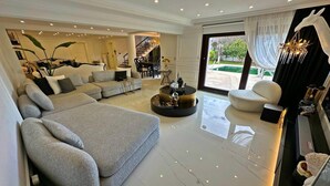 Villa, 6 Schlafzimmer, eigener Pool, Gartenblick | Wohnzimmer