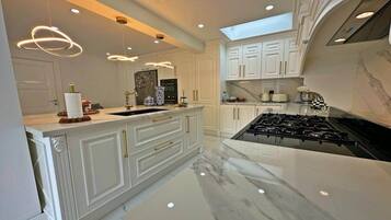 Vila, 6 kamar tidur, kolam renang pribadi, pemandangan kebun | Interior