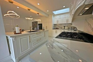 Villa, 6 chambres, piscine privée, vue jardin | Intérieur
