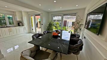 Villa, 6 Bedrooms, Private Pool, Garden View | Dining