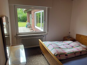 Strykjärn/strykbräda och sängkläder