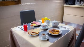 Desayuno buffet (EUR 8 por persona)