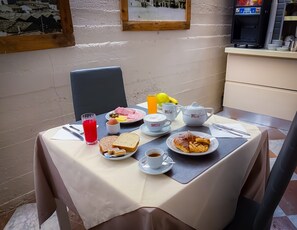 Daily buffet breakfast (EUR 8 per person) - B&B Villa Le Farnete (Comeana)