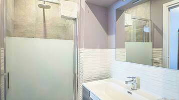 Comfort-Vierbettzimmer | Badezimmer | Dusche, kostenlose Toilettenartikel, Haartrockner, Handtücher