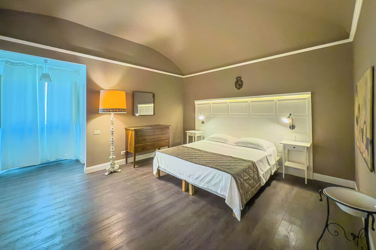 Phòng đôi tiện nghi đơn giản, 1 giường cỡ queen | Minibar, bàn, khu vực làm việc phù hợp cho laptop, phòng cách âm 