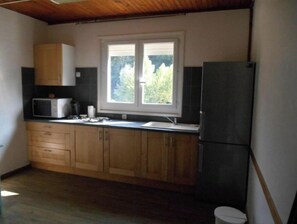 Kylskåp, mikrovågsugn, spishäll och kaffe- och tebryggare