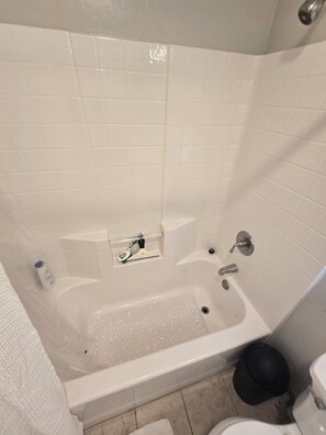 Serviettes fournies, savon, papier toilette