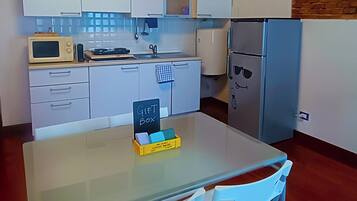 Kühlschrank, Mikrowelle, Wasserkocher mit Kaffee-/Teezubehör, Toaster
