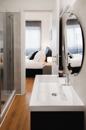 3 habitaciones, tabla de planchar con plancha, wifi y ropa de cama 