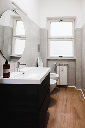 Regadera, secadora de cabello, bidet, toallas 