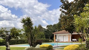 A pool area with steps leading to a building, surrounded by well-maintained bushes and trees. - Nomad s Country - Cimo de Vila The Valley Terrace (Cabeceiras de Basto)