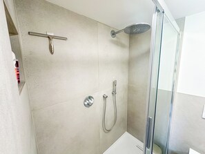 Dusche, Handtücher, Seife, Toilettenpapier