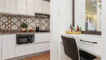 Refrigerador, microondas, tetera/pava eléctrica, utensilios de cocina