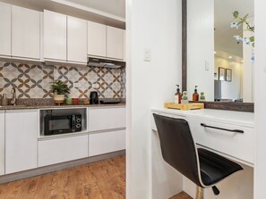 Fridge, microwave, electric kettle, cookware/dishes/utensils - Jolenia by J&J ( Near Airport | Pool| WiFi ) (Lapu-Lapu)