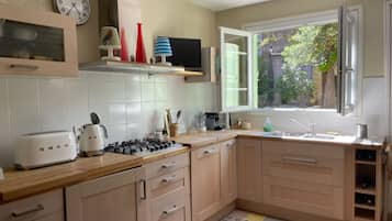 Rumah | Dapur pribadi | Lemari es dan kursi makan untuk bayi