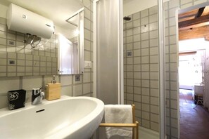 Douche, bidet, serviettes fournies