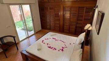 Iron/ironing board, free WiFi, bed sheets