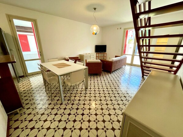Villa, 3 Schlafzimmer, Balkon, Gartenblick | Wohnzimmer