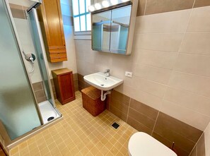 Villa, 3 Bedrooms, Balcony, Garden View | Bathroom - Townhouse With Garden and Terrace (Caorle)