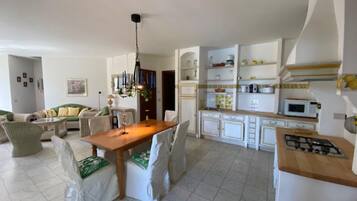 Villa, 3 Bedrooms, Private Pool, Garden View | Dining room
