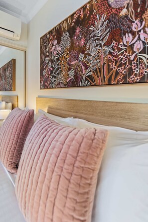 House | 2 bedrooms, desk, Internet - Lakeside Luxe Retreat - Pool View BBQ Spa Bath (Cairns)