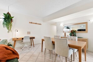 House | 2 bedrooms, desk, Internet - Lakeside Luxe Retreat - Pool View BBQ Spa Bath (Cairns)
