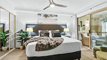 2 bedrooms, desk, Internet
