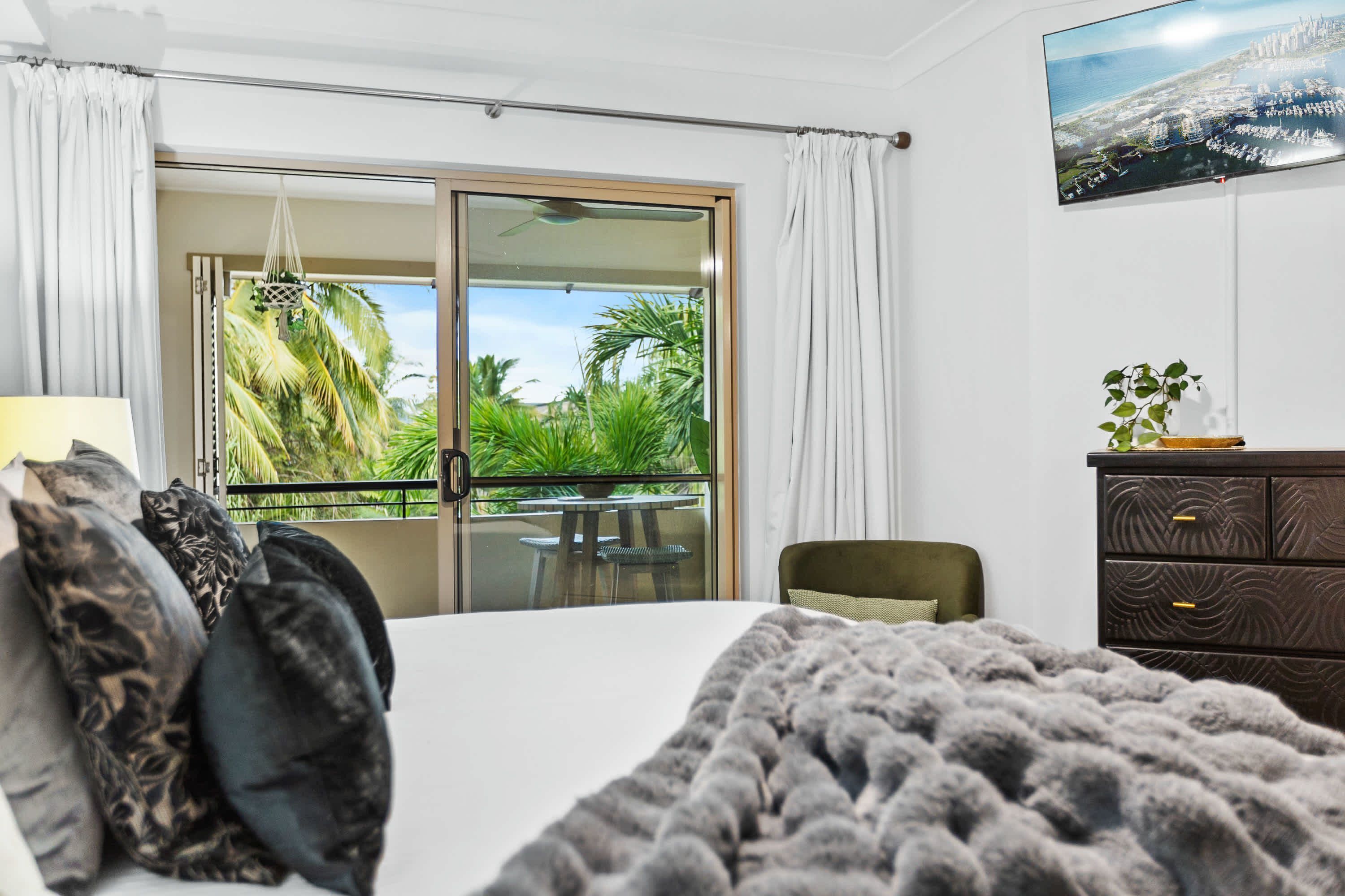 2 عدّة غرف نوم وخدمة الإنترنت