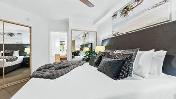 2 bedrooms, desk, Internet