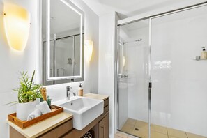 House | 2 bedrooms, desk, Internet - Pineapple Palms - Resort 9 Pools Gym (Cairns)