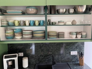Frigorífico, horno, placa de cocina y lavavajillas