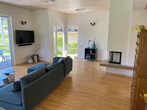 Smart TV, fireplace, stereo