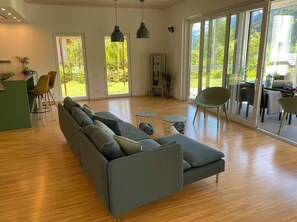 Smart TV, fireplace, stereo