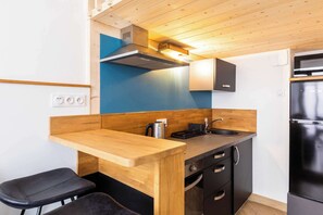 Apartemen | Dapur pribadi | Lemari es, microwave, oven, dan mesin pembuat kopi/teh