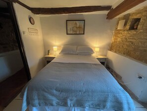 2 bedrooms, iron/ironing board, travel crib, free WiFi - Charming chambre d'hote for 4-6 people with swimming pool and outdoor kitchen (Parisot)