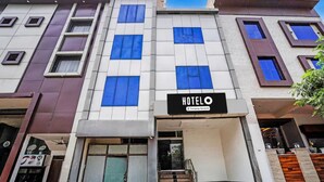 A hotel with a sign reading "HOTELO" and a company-serviced logo. - Hotel R K Palace Agra (Agra)