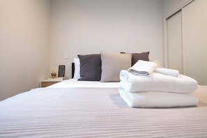 2 bedrooms, iron/ironing board, internet, bed sheets