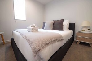 2 bedrooms, iron/ironing board, internet, bed sheets